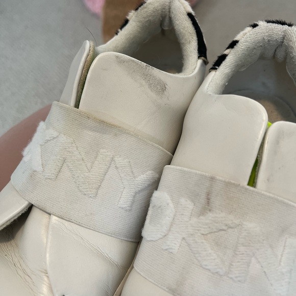 DKNY Sneaker - Picture 4 of 10